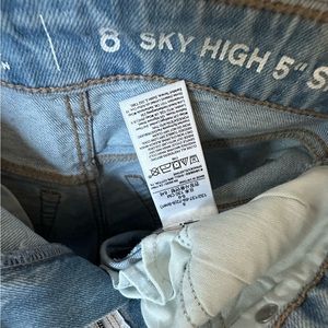 NWT GAP size 8 Sky High Rise Denim Shorts with Wash-well